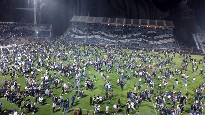 Gimnasia - Boca: Un hincha murió de un infarto tras los graves incidentes en el encuentro
