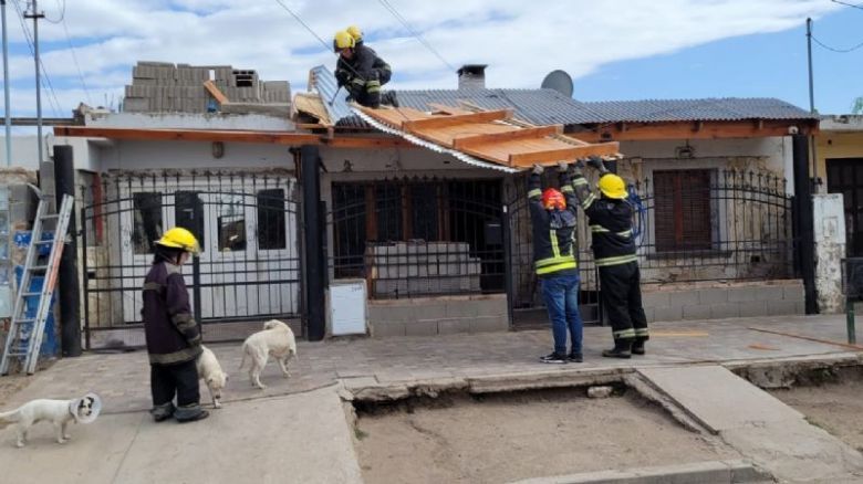 El viento voló un techo de una casa