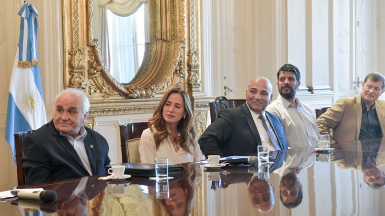 Manzur y Tolosa Paz se reunieron con intendentes cordobeses