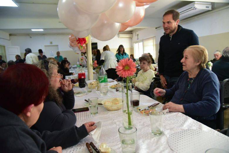 Se festejó el día de la madre en el Hogar de Ancianos