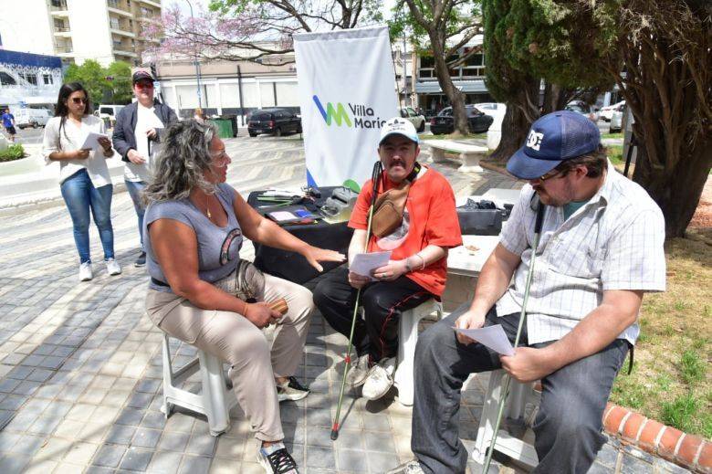 El Centro Elissalde recorrió la Plaza Centenario para informar sobre el uso de bastones