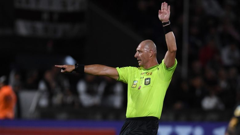 Se retiró Néstor Pitana, árbitro récord y referente de la historia del fútbol argentino