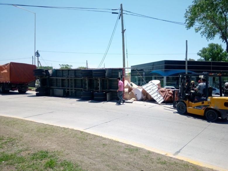 Las Varillas: tremendo vuelco de un acoplado