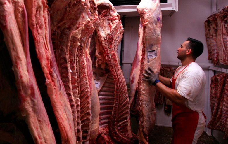  Desde este lunes, frigoríficos dejan de recibir carne y paran la faena