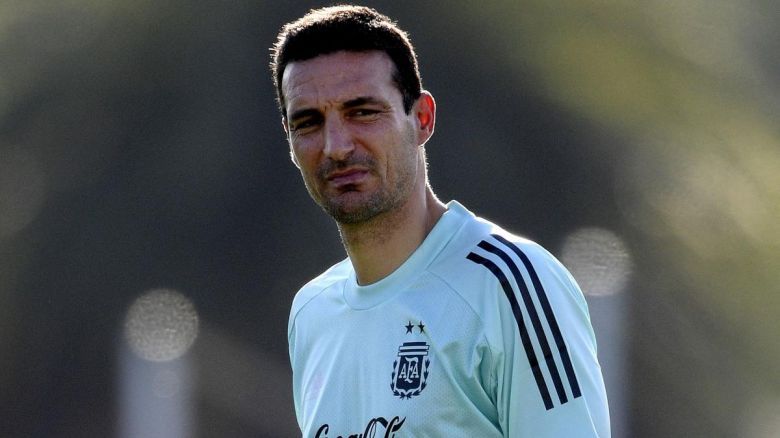 Scaloni llegó al país y confirmó que el 14 dará la lista definitiva para Qatar