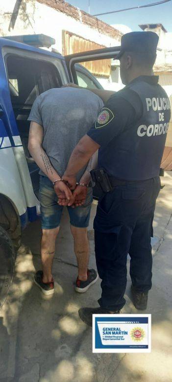 Dos hombres fueron detenidos por violar una orden de restricción y apedrear un vehículo 