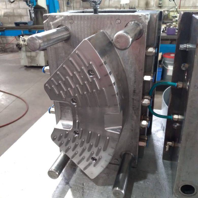 Macetas autorriego: el producto que diseñó un riocuartense