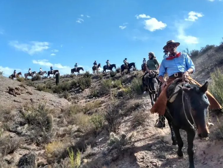 La increíble historia del gaucho correntino que cruzó los Andes 140 veces y guía cabalgatas