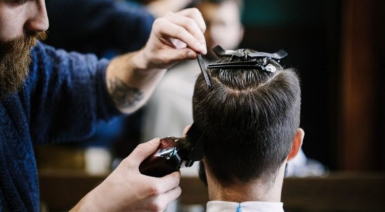 Peluqueros ofrecen cortes de pelo gratis a cambio de juguetes