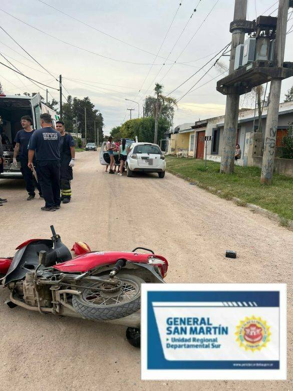 Un motociclista sufrió heridas graves al colisionar con un automóvil