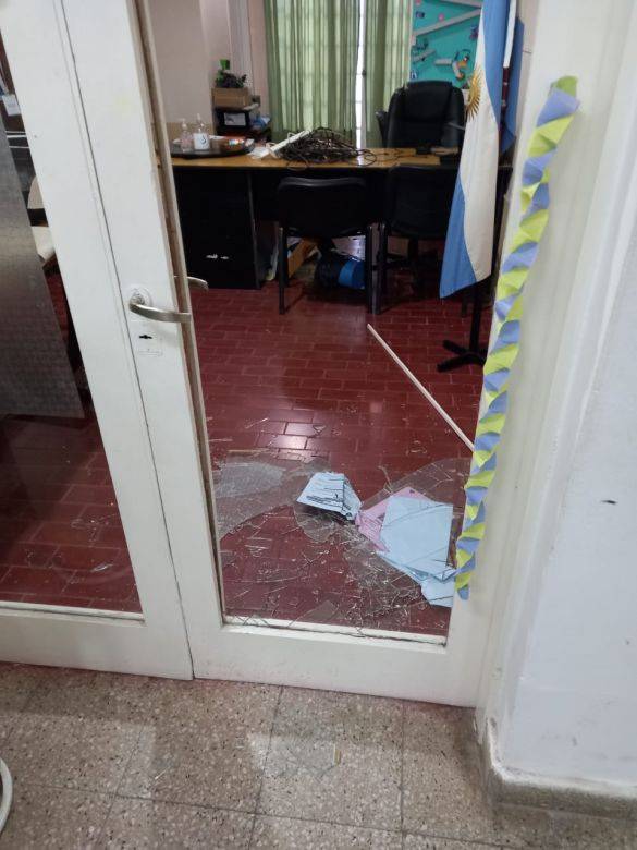 Robaron y destrozaron el colegio Manuel Anselmo Ocampo 