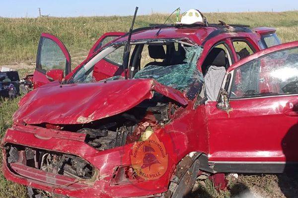 Un auto volcó en la autopista y dos mujeres quedaron aprisionadas