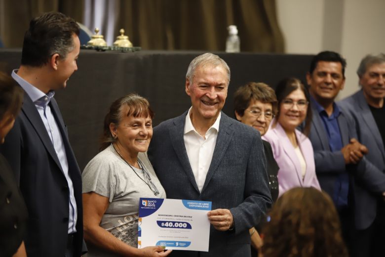 Banco de la Gente: Schiaretti entregó los primeros 500 creditos 