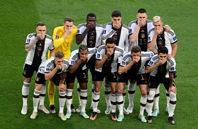 Por qué los jugadores alemanes se taparon la boca en la foto antes de jugar con Japón