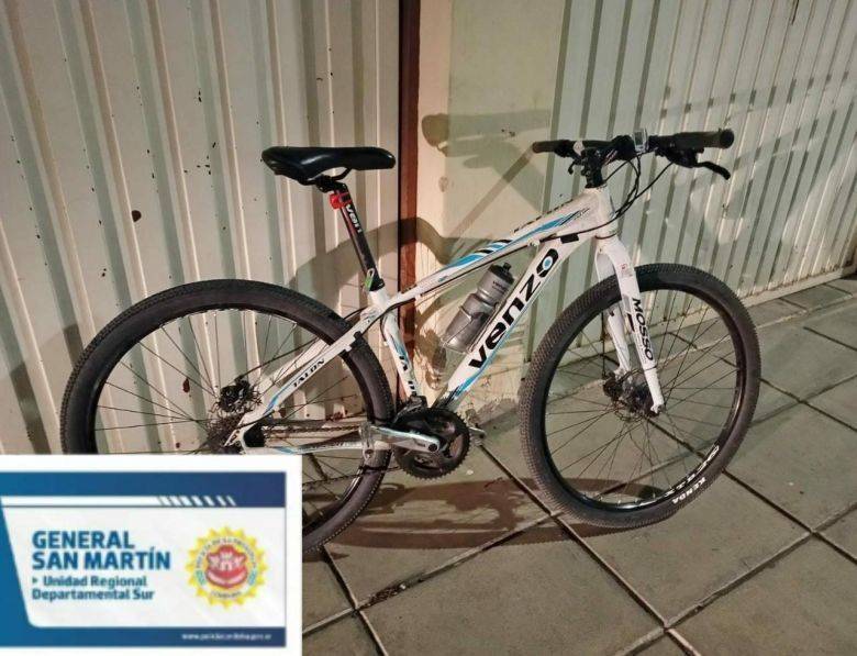 Un cilcista se quebró tras colisionar contra un auto 