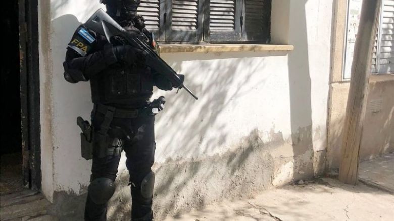 Vendían drogas en dos casas de barrio Lamadrid