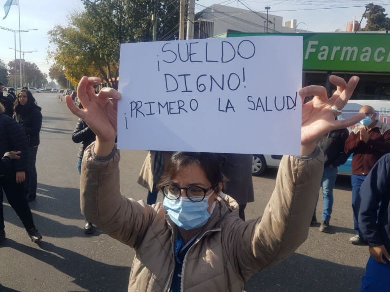 Los trabajadores de la salud analizan llevar el salario a $200 mil