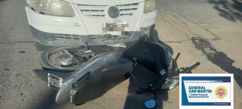 Una mujer sufrió lesiones graves tras chocar con un automóvil