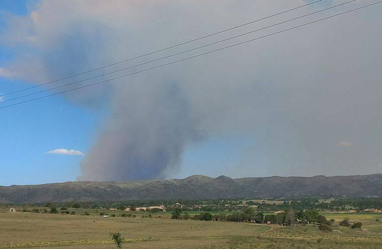 Bomberos combatieron un incendio al este del dique Los Molinos