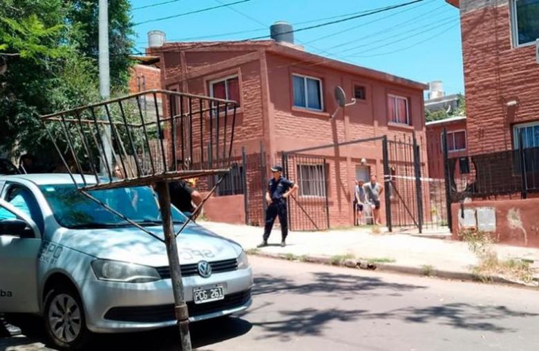 Una mujer policía mató a su hijo, hirió a otro e intentó quitarse la vida