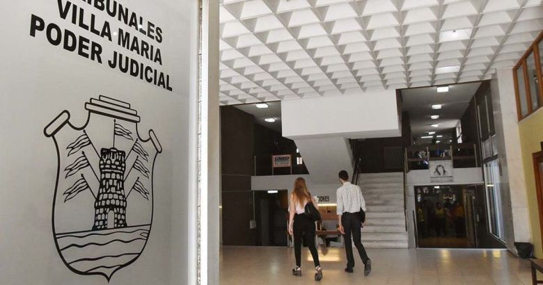 Denunciaron a dos docentes por acosar a una alumna