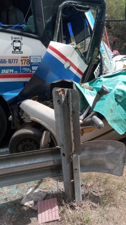 Cuatro muertos tras un choque frontal entre un auto y un colectivo en Córdoba