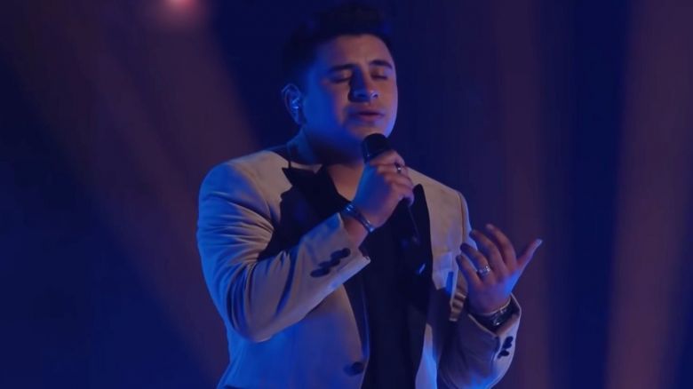 Francisco Benitez continúa conquistando al publico con su voz 
