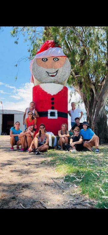 Con rollos de fardo, crearon un papá Noel