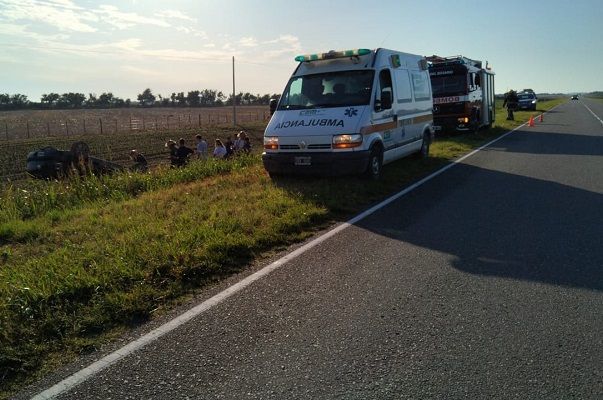 Murió una mujer de 69 años al volcar con su auto