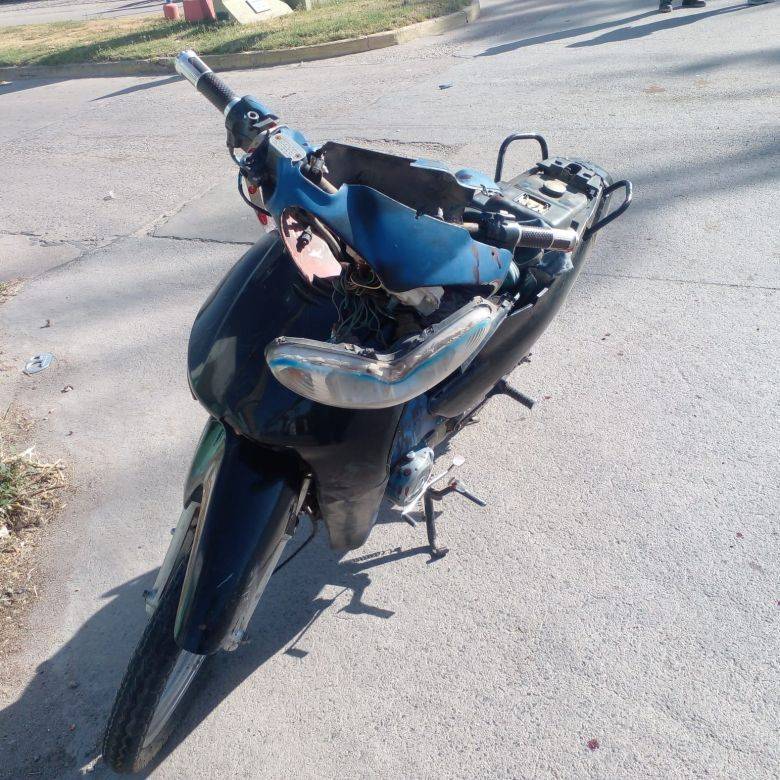 Un motociclista se fracturo al chocar contra un auto