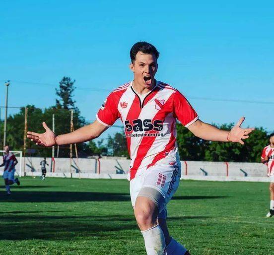Un jugador de futbol falleció tras volcar con su vehículo