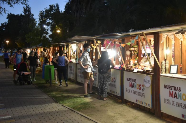 Comenzó la gran Navidad de Ferias en la plaza Independencia
