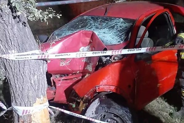 Una mujer chocó contra un árbol y murió