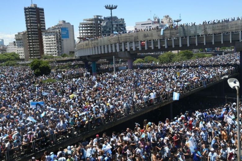 La caravana no llegó al Obelisco y los jugadores dieron una vuelta aérea ante millones de hinchas