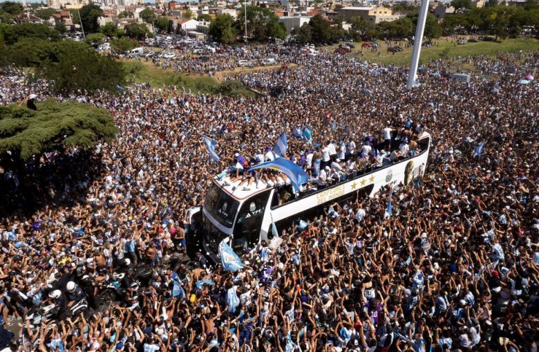La caravana no llegó al Obelisco y los jugadores dieron una vuelta aérea ante millones de hinchas