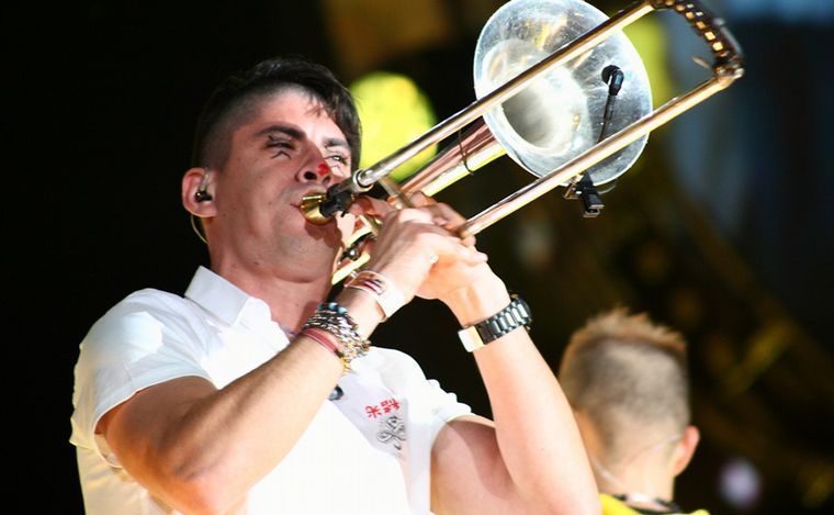 Los Caligaris echaron a un trombonista que atacó a los mexicanos
