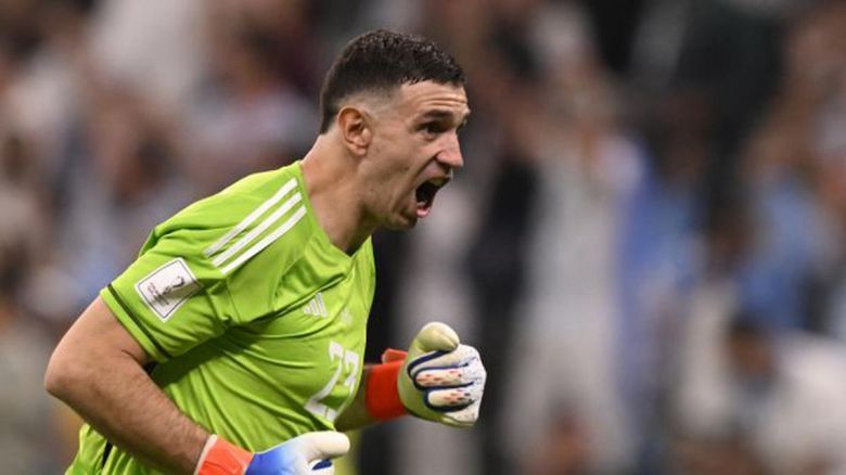 Dibu Martínez es pretendido por un gigante de Europa tras ganar el premio al mejor arquero del Mundial