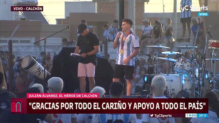 Julián Álvarez fue recibido en su pueblo por una multitud