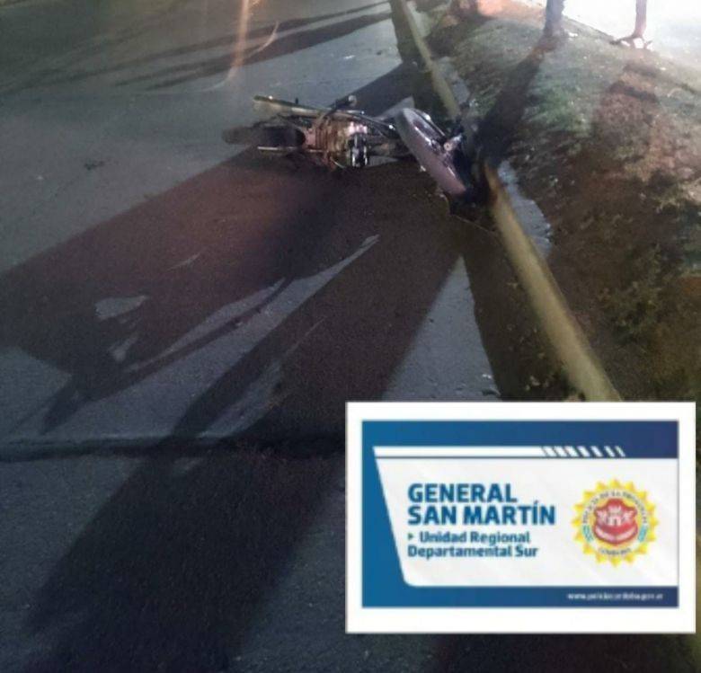 Sufrió una fractura de cráneo al perder el control de la moto