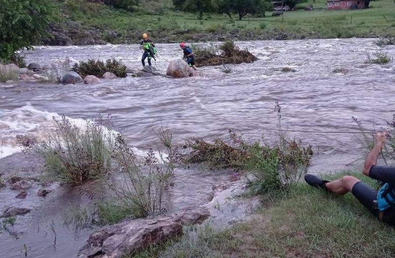 Cuesta Blanca: rescataron a dos jóvenes que habían quedado atrapados en una creciente
