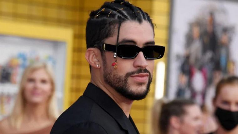 Bad Bunny respondió a las críticas tras arrojar el teléfono de una fan al agua