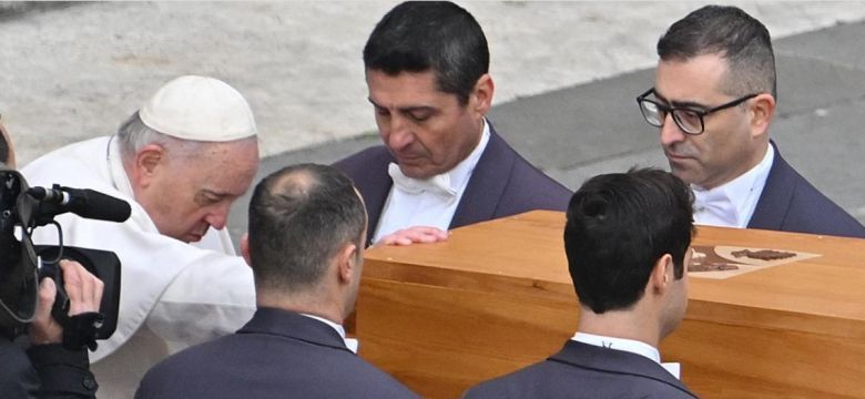 Con 50.000 fieles en Plaza San Pedro, el Papa despidió a Benedicto XVI