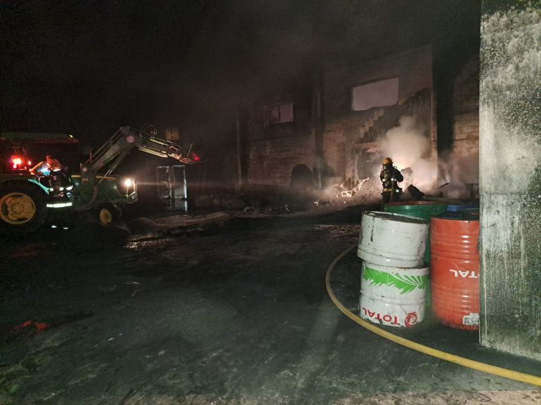 El fuego azotó al polideportivo municipal de Idiazabal