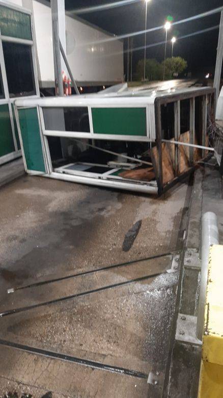 Fuerte tormenta hizo volar una cabina del peaje 