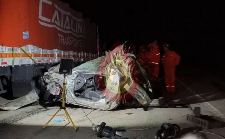 Un conductor murió tras colisionar con un camión y terminar debajo de otro