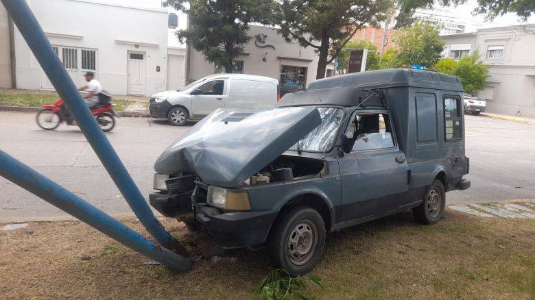 Colisionaron dos autos en el Bv Italia