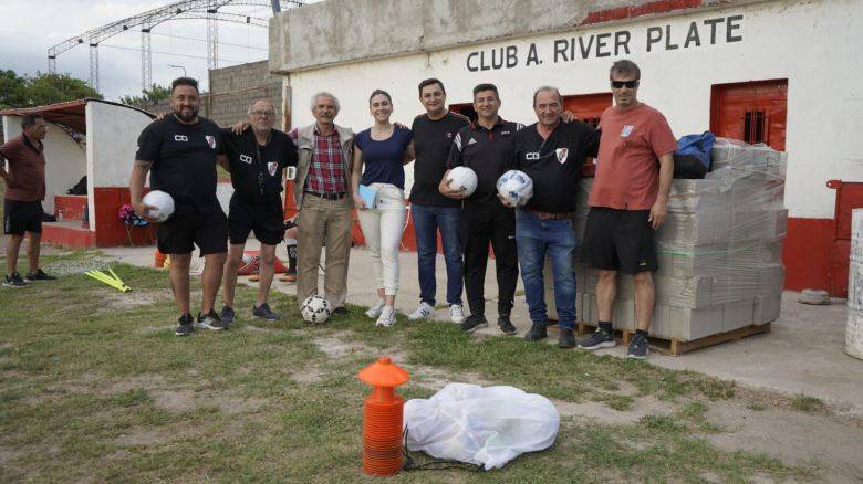 Bovo entregó materiales de construcción y elementos deportivos