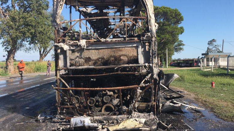 Se incendió un colectivo entre Pilar y Laguna Larga