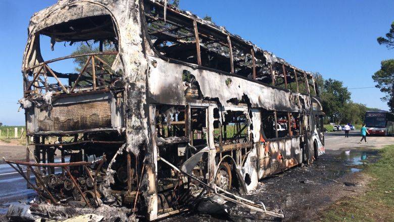 Se incendió un colectivo entre Pilar y Laguna Larga