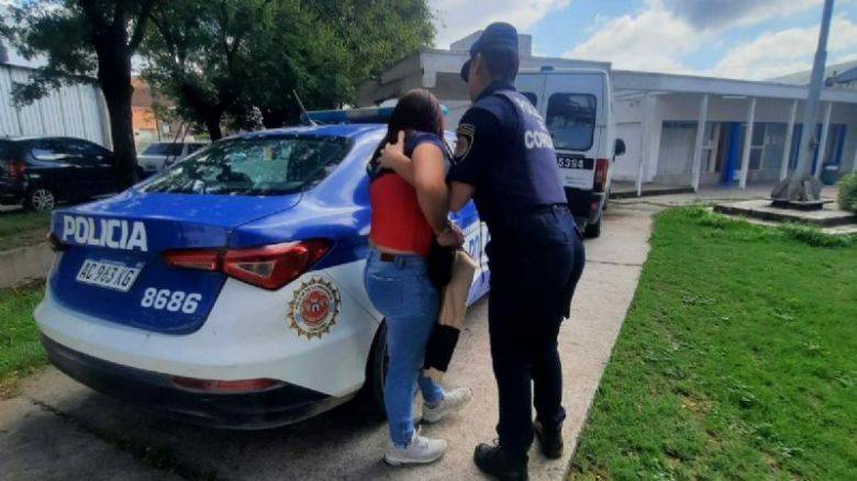 Estaba gritando frente a la cárcel local y fue detenida